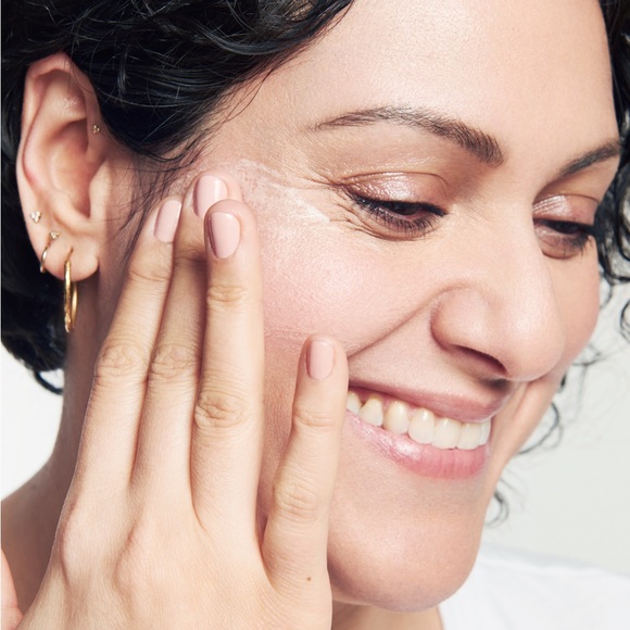 microDOSE Magical Moisturizer® lifts, firms, and reduces lines and wrinkles. - Picture 6 of 7